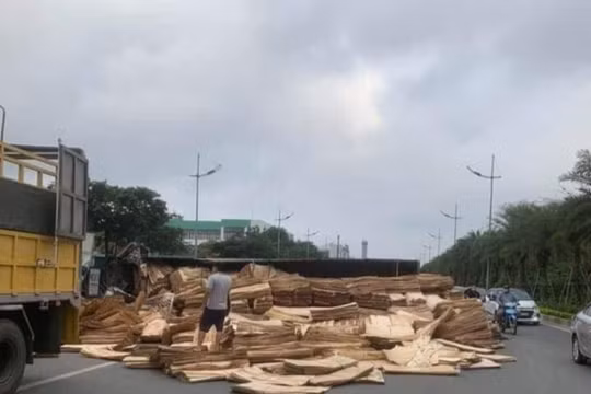 Hà Nội: 3 ô tô tông nhau trên đường Võ Nguyên Giáp, 2 người thương vong