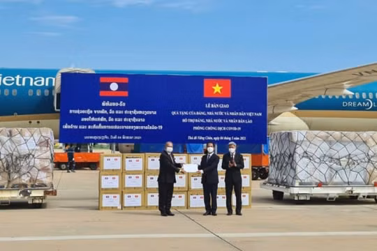 Việt Nam trao tặng 500.000 USD cùng vật tư, thiết bị y tế hỗ trợ Lào ứng phó dịch COVID-19