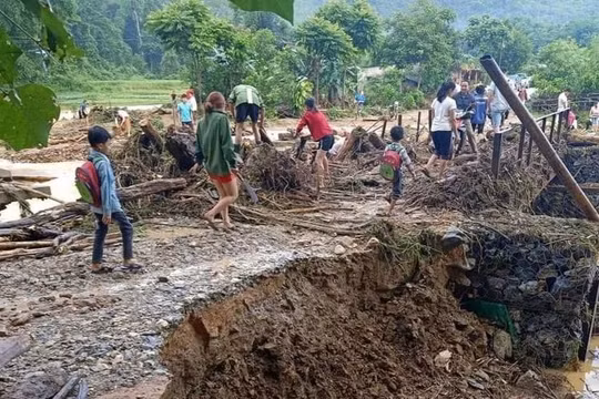 Mưa lớn cuốn trôi cầu cống, gây sạt lở nghiêm trọng ở huyện miền núi Nghệ An