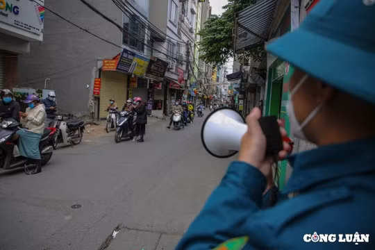 Rất đông người dân tập trung quét mã QR tại "ổ dịch" Phú Đô, Hà Nội