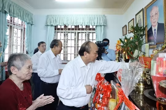 Thủ tướng dâng hương tưởng nhớ các đồng chí nguyên lãnh đạo Đảng, Nhà nước đã từ trần