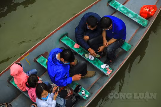 Những bất cập ngày đầu tiên mở cửa trở lại ở chùa Hương