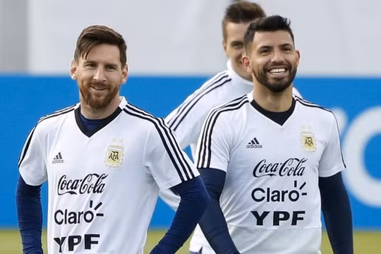 CLB Barca sắp mua Aguero để giữ chân tiền đạo Messi
