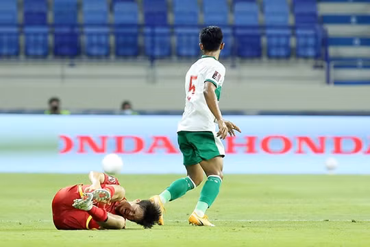 Tuấn Anh dính chấn thương cổ chân sau trận đấu gặp tuyển Indonesia