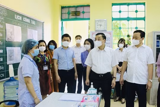 Chủ tịch Hà Nội kiểm tra công tác phòng dịch tại điểm thi tốt nghiệp THPT