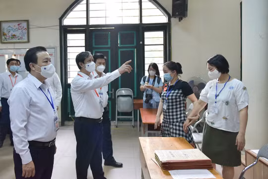 Bộ trưởng Bộ Giáo dục và Đào tạo Nguyễn Kim Sơn kiểm tra điểm thi Trường PTTH Chu Văn An