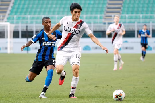 CLB Tottenham ra giá mua trung vệ Nhật Bản