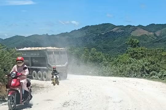 Quỳ Hợp (Nghệ An): Dân kêu trời vì Tỉnh lộ 532 “nát như tương”