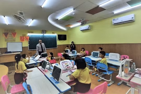 Vì sao nhiều trường vẫn quyết tăng học phí giữa dịch bệnh?