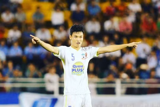 Cầu thủ Đông Triều đấu giá huy chương quốc tế đầu tiên để giúp đồng hương Quảng Nam tại TP. HCM