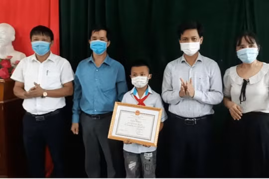 Tặng giấy khen cho nam sinh lớp 4 dũng cảm cứu người đuối nước