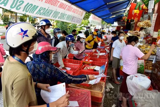 TP. HCM: Nhiều người xếp hàng, chờ cả tiếng để mua bánh Trung thu