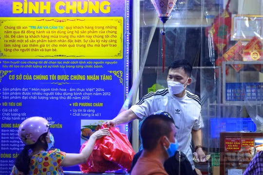 Hà Nội: Được nới lỏng ở "vùng xanh", người dân xếp hàng dài mua bánh trung thu