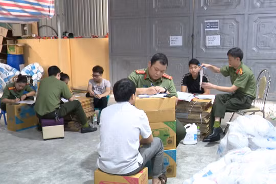 Hà Nội: Phát hiện cơ sở sản xuất nước giặt giả thương hiệu của Thái Lan