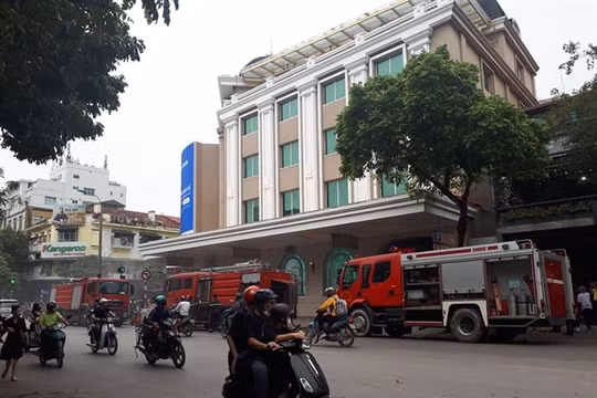 Hà Nội: Ôtô bốc cháy tại tầng hầm Tràng Tiền Plaza