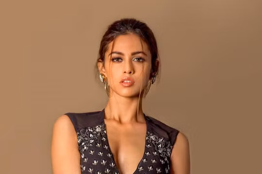 Hoa hậu Hoàn Vũ Ấn Độ nhiễm Covid-19 trước ngày sang Mỹ thi Miss Universe