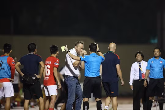 Trợ lý trọng tài V.League tố bị thủ môn CLB TP. HCM hành hung