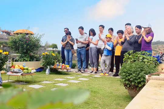 Đưa con cháu tảo mộ tết Thanh Minh, cách dạy trẻ hướng về cội nguồn