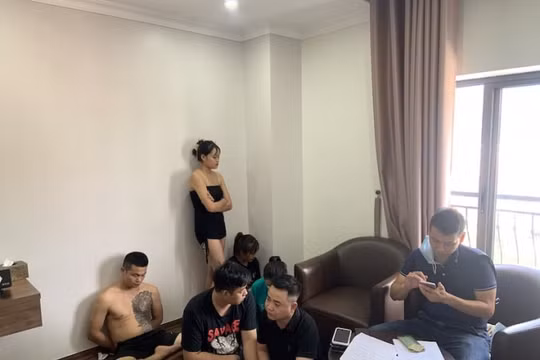 Cảnh sát đột kích, phát hiện nhóm nam nữ đang “bay lắc” trong “đại tiệc ma túy”