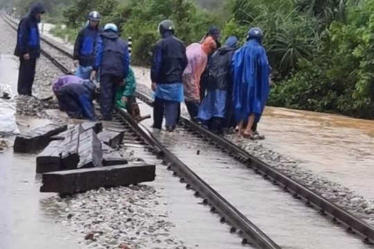Ngành giao thông chủ động ứng phó với Áp thấp nhiệt đới trên biển Đông và mưa lũ
