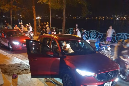 Người phụ nữ chặn ô tô đánh ghen giữa đường