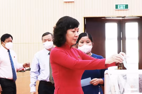 Bà Huỳnh Thị Hằng tái cử chức Chủ tịch HĐND tỉnh Bình Phước