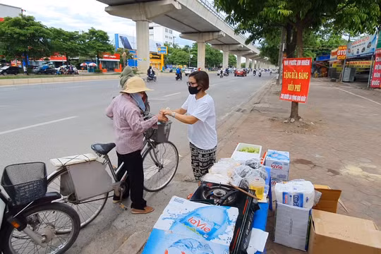 Ấm lòng bữa sáng miễn phí tặng người lao động nghèo khó khăn mùa dịch tại Hà Nội