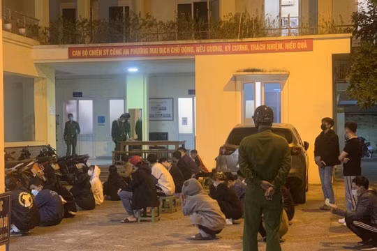 Hà Nội: Xử phạt nhóm thanh niên tụ tập trên cầu vượt, vi phạm quy định phòng, chống dịch