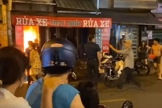 TP. HCM: Căn nhà bốc cháy ngùn ngụt nghi do phóng hỏa