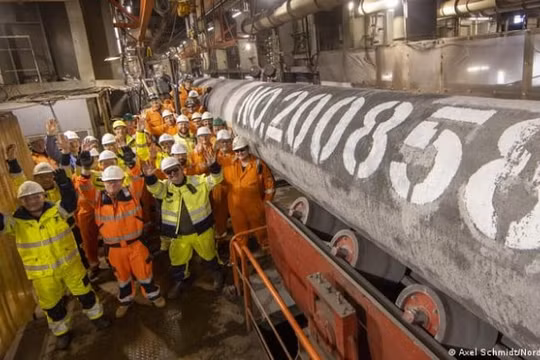 Đức đình chỉ chứng nhận đường ống Nord Stream 2