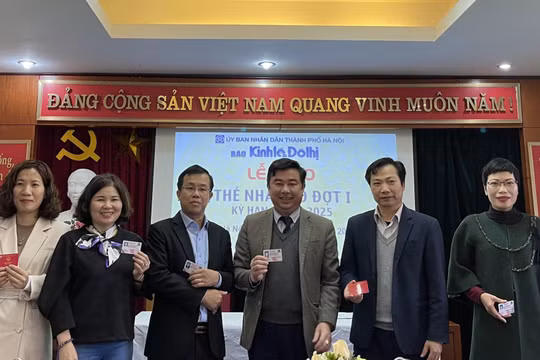 Báo Kinh tế & Đô thị trao thẻ nhà báo cho phóng viên, biên tập viên