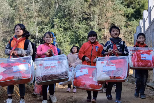 Báo Tuổi Trẻ mang chăn ấm đến với các em nhỏ vùng cao huyện Si Mai Cai, Lào Cai