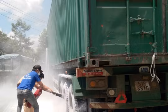 CSGT hỗ trợ cứu hỏa chiếc xe container cháy lốp do trời nắng nóng