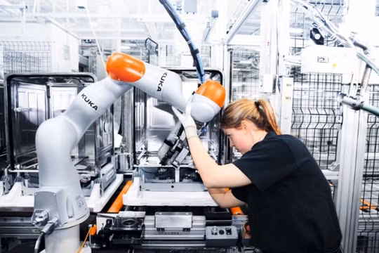 Công nghiệp 4.0 thúc đẩy phát triển robot sản xuất thế hệ mới