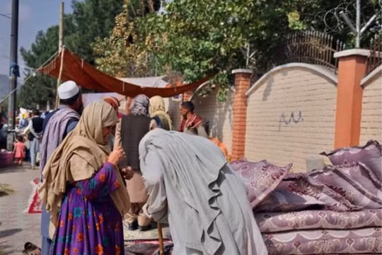 Dân Afghanistan bán đồ đạc trong nhà vì khan hiếm tiền mặt, khủng hoảng rình rập