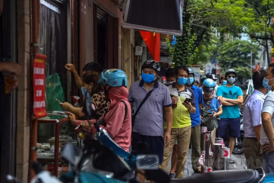 Hà Nội: Để khách xếp hàng không đúng "5K", cơ sở bánh trung thu Bảo Phương bị nhắc nhở