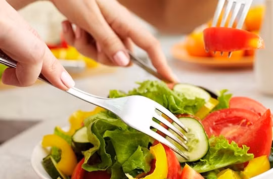 F0 điều trị tại nhà cần ăn uống thế nào để giảm biến chứng nặng?