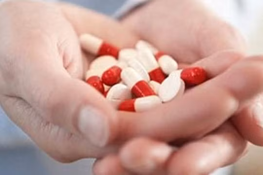 Sốt cao sau tiêm vaccine Covid-19, tăng liều thuốc hạ sốt có được không?