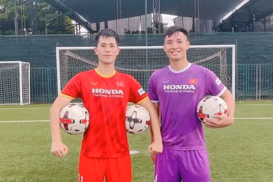 Hai trung vệ Bùi Tiến Dũng và Trần Đình Trọng so tài đá trúng xà ngang