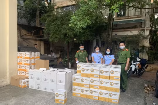 Hà Nội: Phát hiện gần 1.000 chai rượu ngoại có dấu hiệu nhập lậu