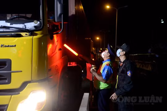 Tiếp tục tạo “luồng xanh” cho phương tiện chở hàng hóa lưu thông qua vùng dịch