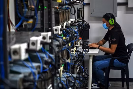 Giá điện rẻ bèo giúp đào Bitcoin "lên ngôi" ở Venezuela dù kinh tế thảm hại