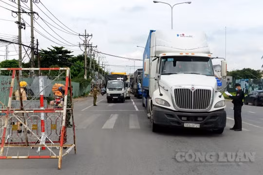 TP. HCM: Chốt kiểm dịch ùn tắc ngày đầu giãn cách xã hội