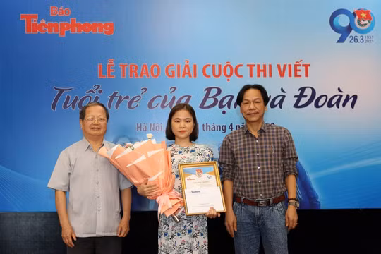 Báo Tiền Phong trao giải Cuộc thi viết “Tuổi trẻ của bạn và Đoàn”