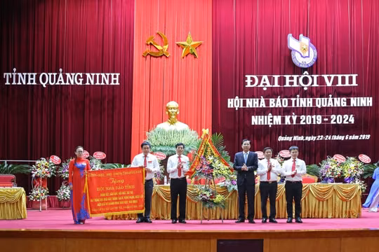 Tiếp tục duy trì ngọn lửa niềm tin vào nhiệm kỳ mới...
