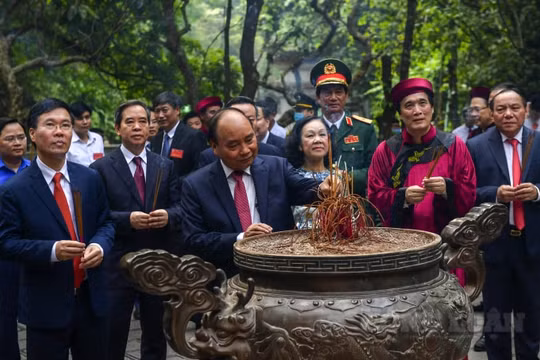 Chủ tịch nước Nguyễn Xuân Phúc dâng hương tưởng niệm các Vua Hùng