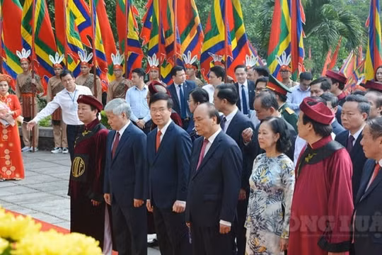 Chủ tịch nước Nguyễn Xuân Phúc dâng hương tưởng nhớ các Vua Hùng