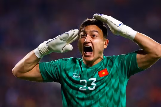 Thủ thành Văn Lâm sang Nhật Bản thi đấu cho Cerezo Osaka