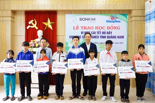 Báo Quảng Nam trao học bổng trị giá 1 tỉ đồng cho học sinh miền núi bị ảnh hưởng thiên tai