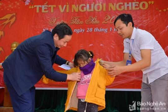 Báo Nghệ An tặng quà Tết người nghèo xã Xiêng My, huyện Tương Dương